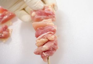 大きめのサイの肉やソリ、オビを刺す