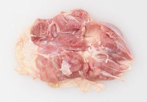 もも肉を広げ、皮まで伸ばす